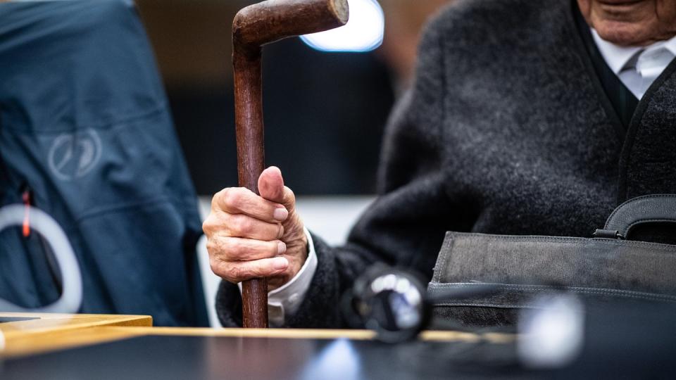 Dritter Prozesstag im Landgericht Münster gegen den ehemaligen SS-Wachmann im Konzentrationslager Stutthof. Dem 94 Jahre alten Mann aus dem Kreis Borken wirft die Staatsanwaltschaft hundertfache Beihilfe zum Mord vor. Foto: Guido Kirchner