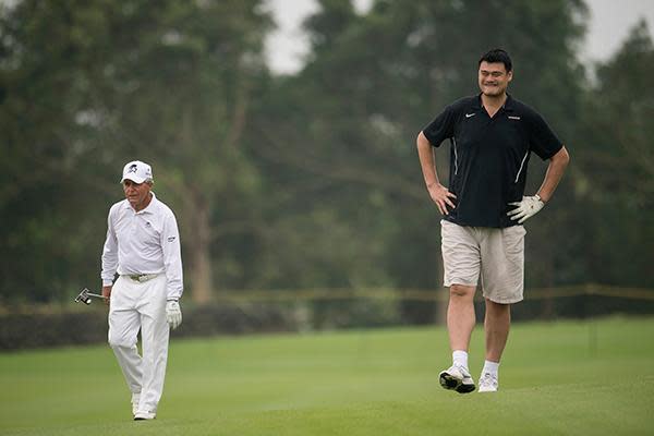 Yao Ming towers over Gary Player