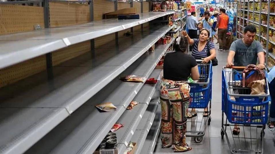 Personas en un supermercado en Cancún frente a estantes vacíos