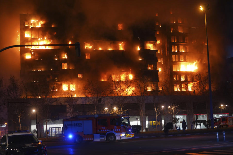 西班牙東部港口城市瓦倫西亞（Valencia）一棟14層的公寓大樓22日發生大火。（美聯社）
