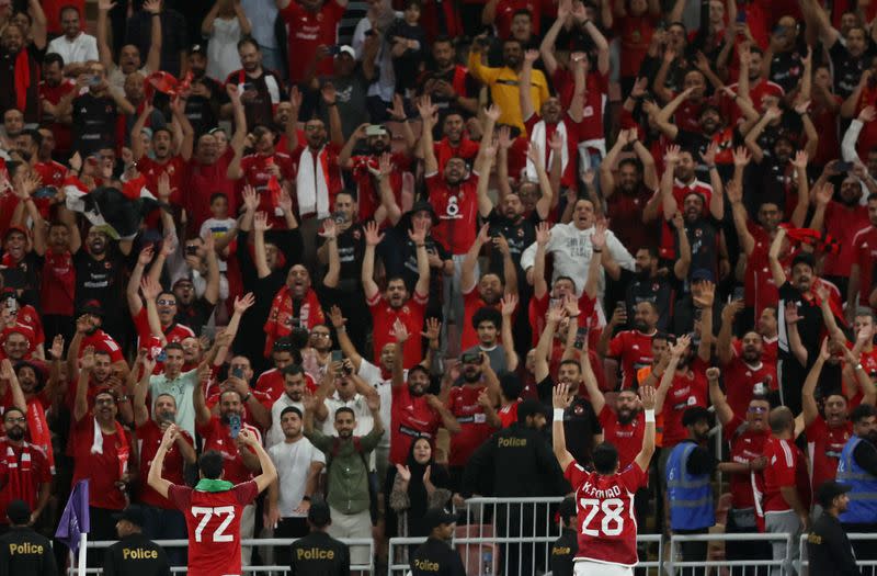 Karim Fouad (28) festeja con aficionados del Al Ahly el pase a las semifinales del Mundial de Clubes