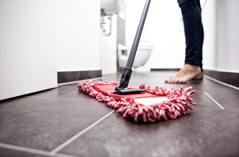 Wird der Boden wirklich nur mit warmem Wasser hygienisch rein? Tatsächlich ist genau das Gegenteil der Fall (Symbolbild: Getty Images)