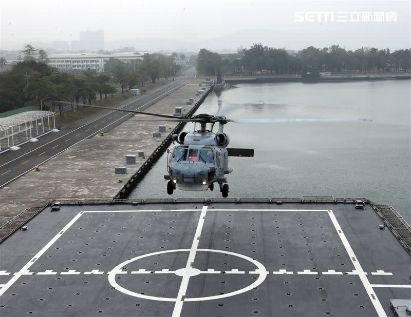 玉山軍艦上執行反潛直升機起落艦操演，展現玉山軍艦的航空能量。（記者邱榮吉/攝影）