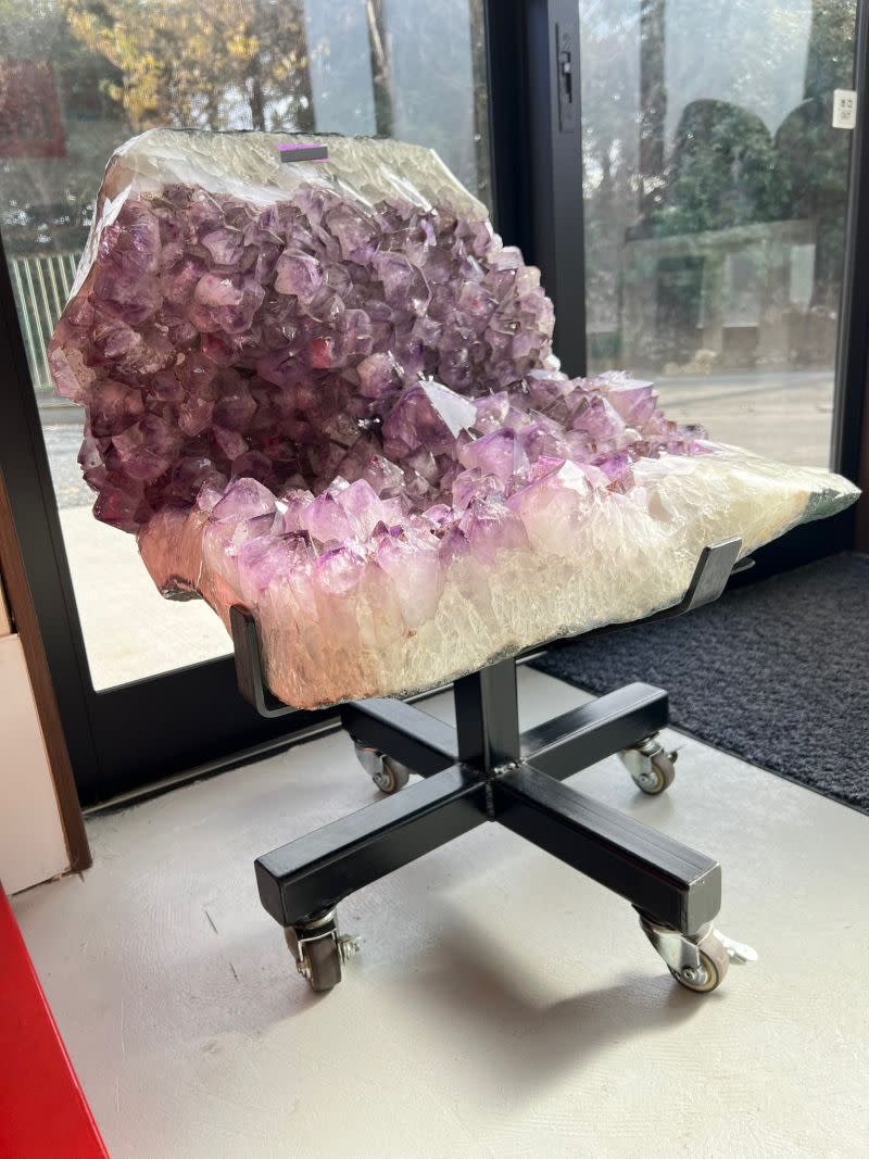 ▲「factory-M」近期在推特發表一張紫水晶打造的椅子。（圖／翻攝自推特@factory___m）