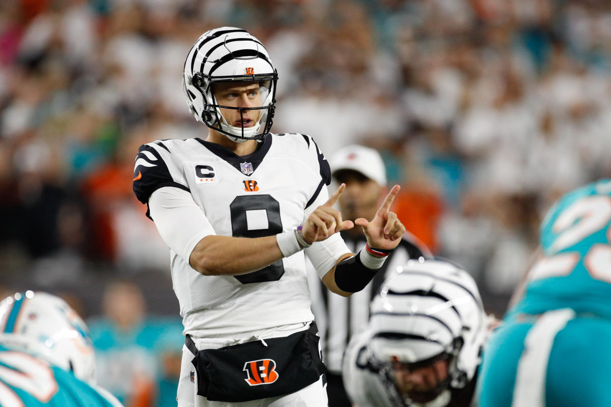 CINCINNATI, OH - SEPTEMBER 29: Cincinnati Bengals quarterback Joe Burrow  (9) looks to pass during the game against the Miami Dolphins and the  Cincinnati Bengals on September 29, 2022, at Paycor Stadium