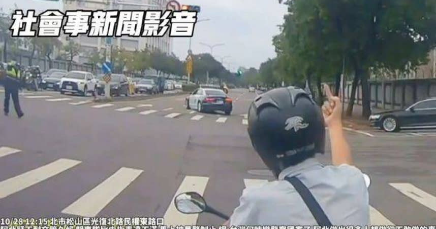 一名56歲的王姓機車騎士不耐久候，對著總統車隊比出中指。（圖／翻攝自社會事新聞影音）