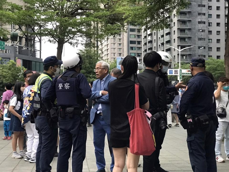 據警方說法，有員警接獲檢舉郭妨礙行人安全，違反道安條例。郭倍宏見狀上前理論，雙方ㄧ陣爭執不下。   圖：郭倍宏辦公室提供