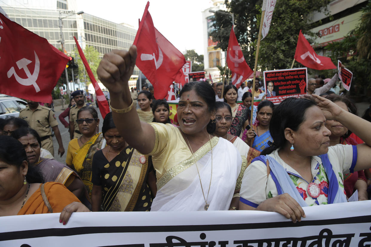 Mitglieder von Dalit-Organisationen während einer Demonstration in Mumbai am 2. April. In mehreren Teilen des Landes kam es dabei zu gewaltsamen Auseinandersetzungen. (Bild: AP Photo/Rafiq Maqbool)