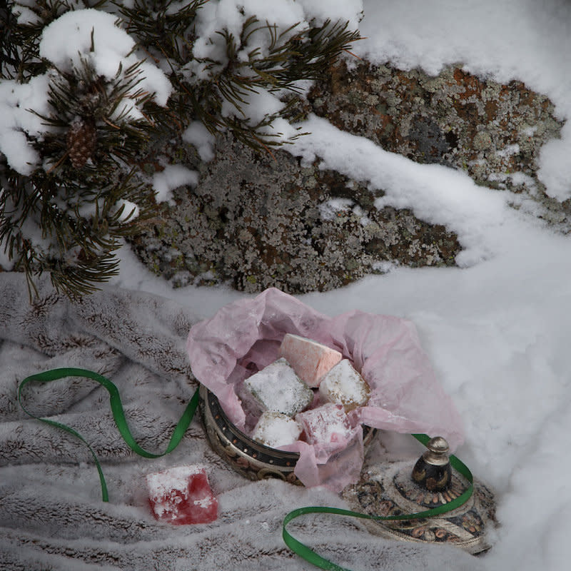 ‘Las Crónicas de Narnia’. El creador de este increíble trabajo fotográfico ha viajado hasta los Alpes italianos donde, en un ambiente de frío y nieve, logró recrear las delicias turcas de ‘El león, la bruja y el armario’ de CS Lewis. 