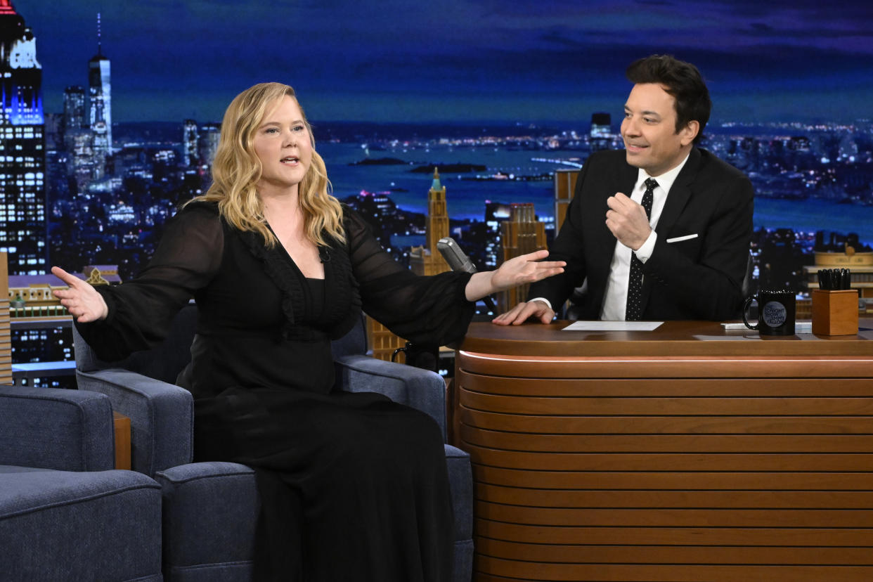 Amy Schumer en el show de Jimmy Fallon. (Photo by: Todd Owyoung/NBC via Getty Images)