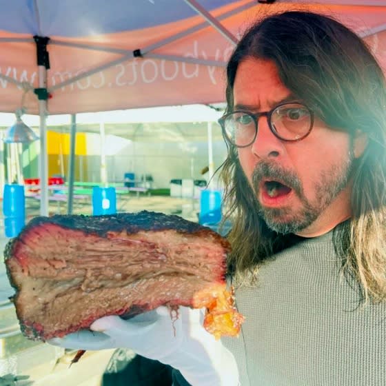 dave-grohl-barbecues-LA-homeless 3