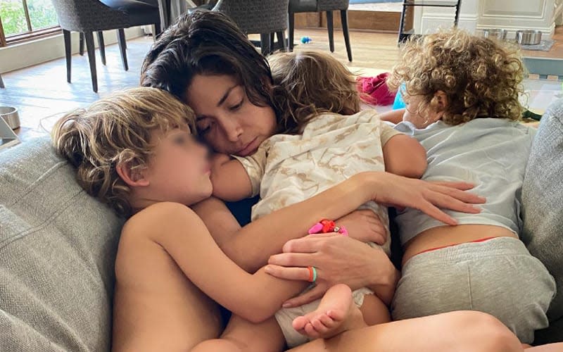 Nicole con sus hijos 