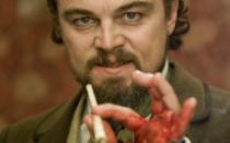 <p>DiCaprio schnitt sich in einer Szene von Tarantinos Western an einem Weinglas die Hand auf - und spielte trotz klaffender Wunde einfach weiter. Ja mehr noch: Er schmierte sein Blut seiner völlig perplexen Darsteller-Kollegin Kerry Washington auch noch aufs Gesicht. (Bild: 2012 Sony Pictures Releasing GmbH)</p>