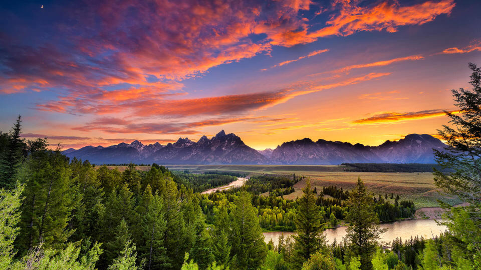 Colorful sunset at Snake River Overlook in Grand Teton National Park, WY.