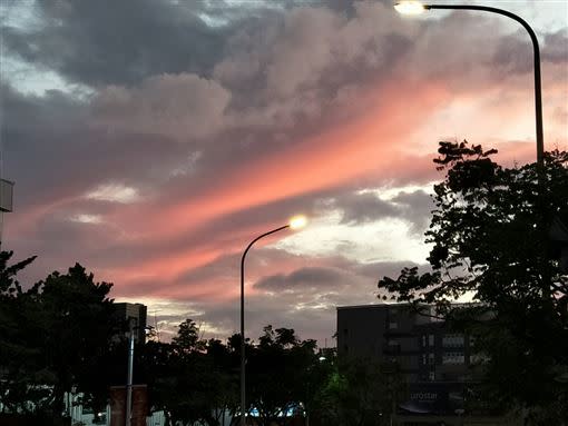 台北市傍晚出現火燒雲現象。（圖／記者陳弋攝影）