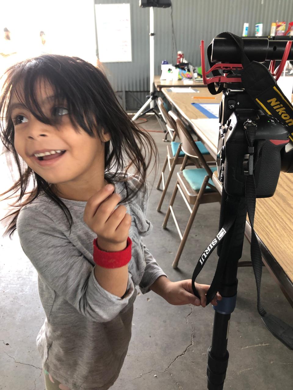 DEMMING, NM – Un niño migrante juega con la cámara de la periodista visual Annie Rice en un refugio para migrantes en Deming, Nuevo Mexico.