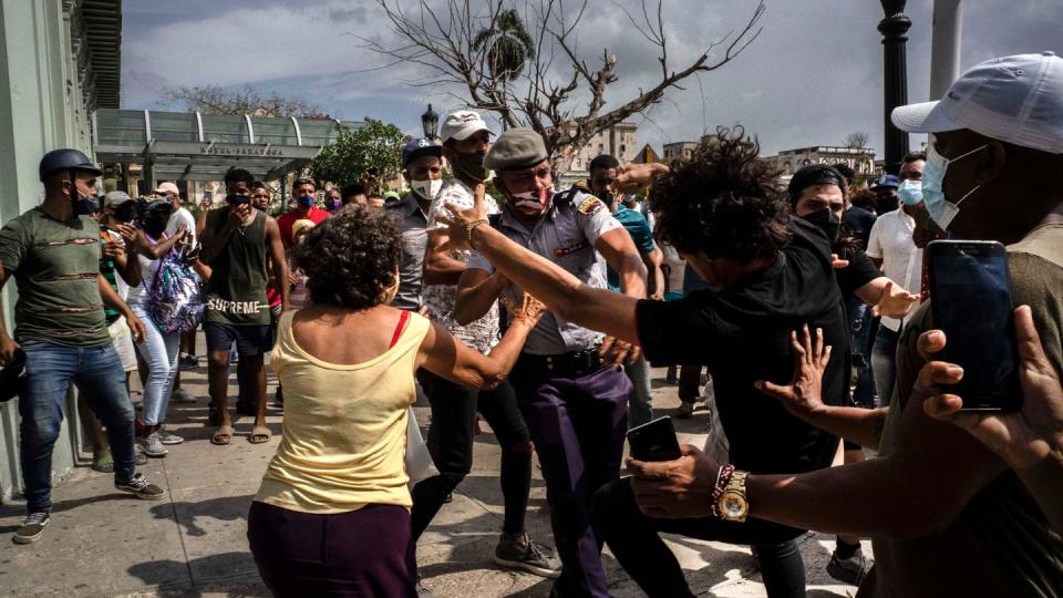 Bei regierungskritischen Protesten am 11. Juli verhaftet die Polizei einen regierungskritischen Demonstranten in Havanna.