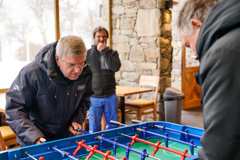 Thomas Bach y Gerardo Werthein jugando un metegol: fue durante los Juegos Olímpicos de la Juventud, en 2018