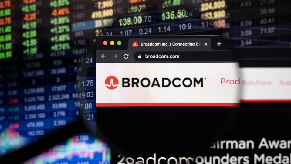 Should Dividend Investors Ride the Broadcom Inc Tailwind?