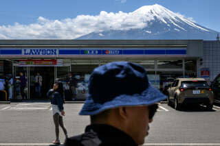 À Fujikawaguchiko (Japon), le 3 mai 2024. Pour lutter contre le surtourisme, les autorités prévoient de masquer la vue sur le mont Fuji à l’aide d’une palissade noire.. PHOTO PHILIP FONG/AFP