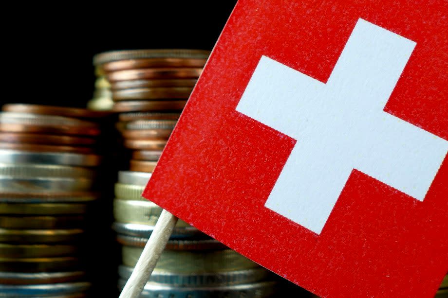 Kleingeldstapel und Schweizer Nationalflagge für CBDC Projekt