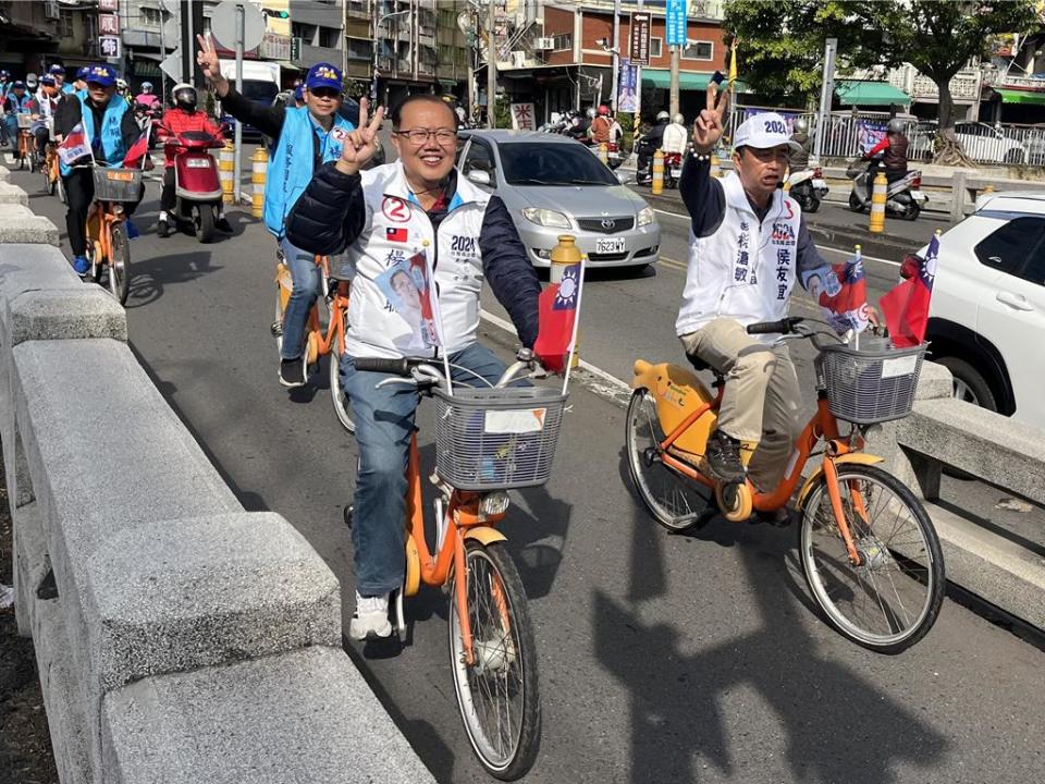 國民黨彰化縣二選區立委候選人楊曜聰（左）7日以鐵馬車隊掃街拜票。（楊曜聰競選總部提供／孫英哲攝）