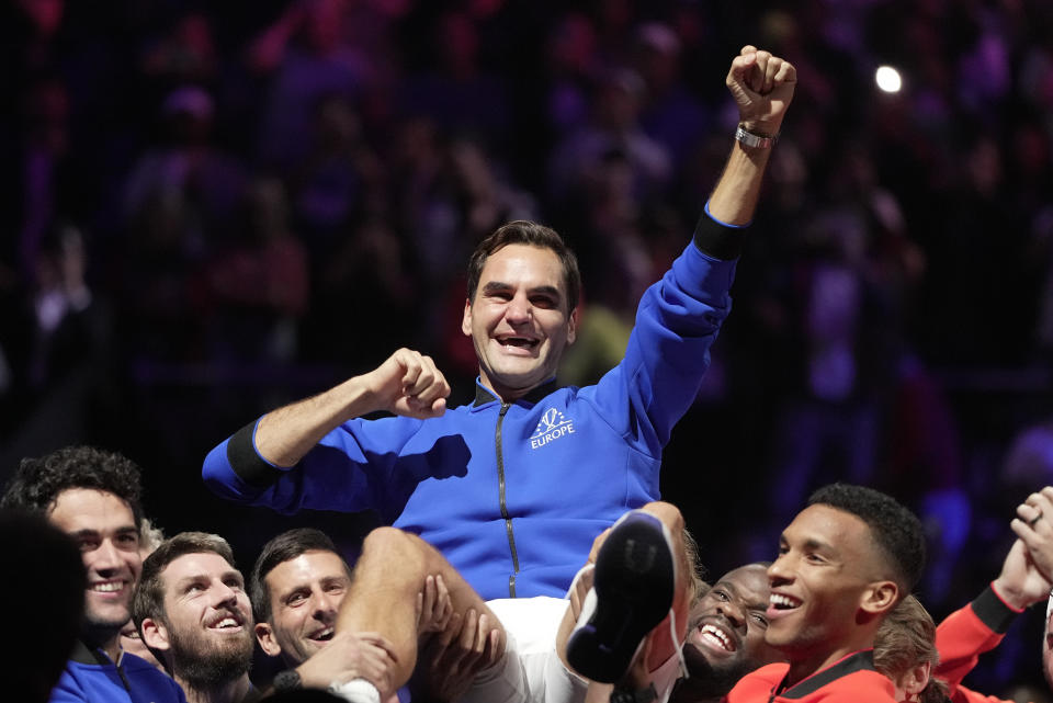 Roger Federer, es alzado por sus compañeros del Equipo Europa, tras disputar el último partido de su carrera, en la Copa Laver, el viernes 23 de septiembre de 2022, en Londres (AP Foto/Kin Cheung)