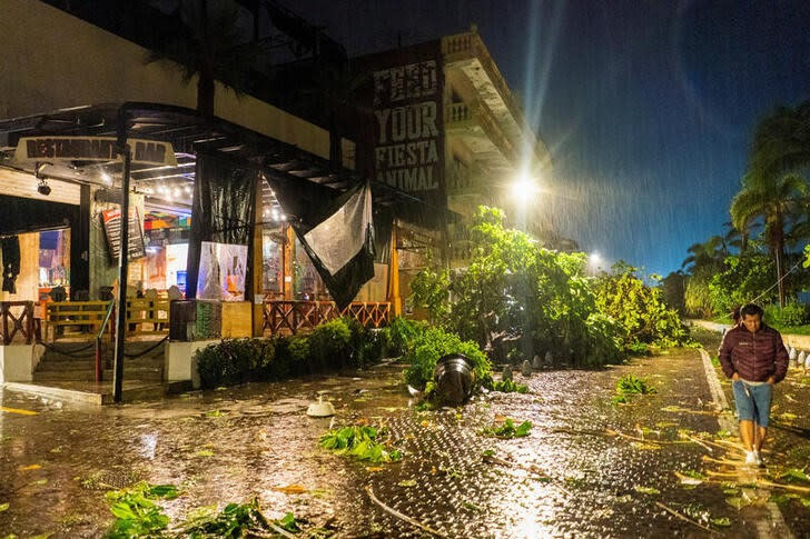 Un hombre pasa enfrente de un restaurante en Puerto Vallarta, horas después del destructivo paso del huracán Libia por la costa del Pacífico mexicano. Octubre 10, 2023. REUTERS/Christian Ruano