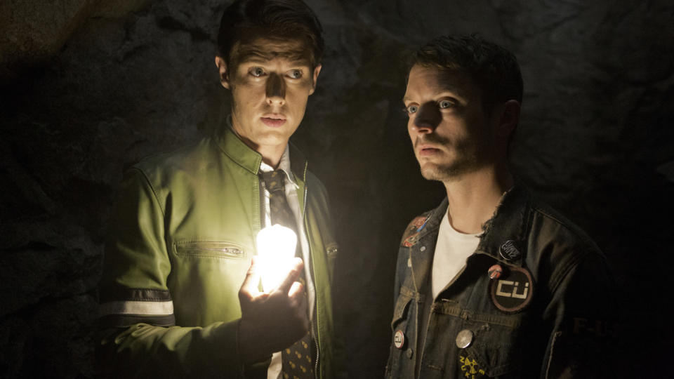 Dirk Gently (Samuel Barnett, l.) und Todd Brotzman (Elijah Wood) ermitteln