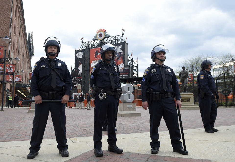 Agentes de la policía de Baltimore vigilan a las afueras del estadio Oriole Park el lunes 27 de abril de 2015 en Baltimore. (AP Foto/Nick Wass)