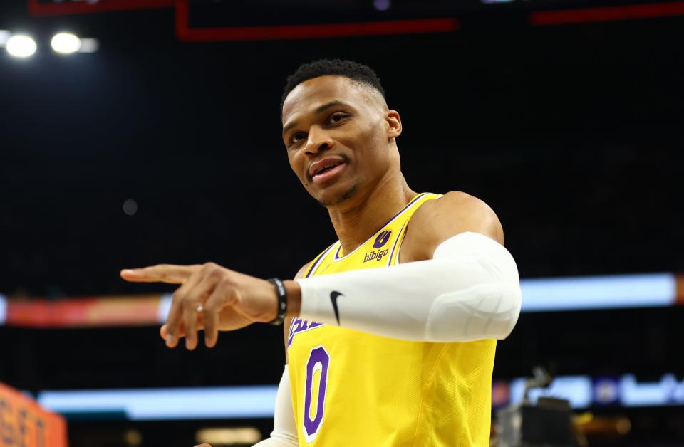 Russell Westbrook est échangé à l'Utah dans le cadre d'un échange massif à trois équipes avec les Lakers, Jazz et Timberwolves.