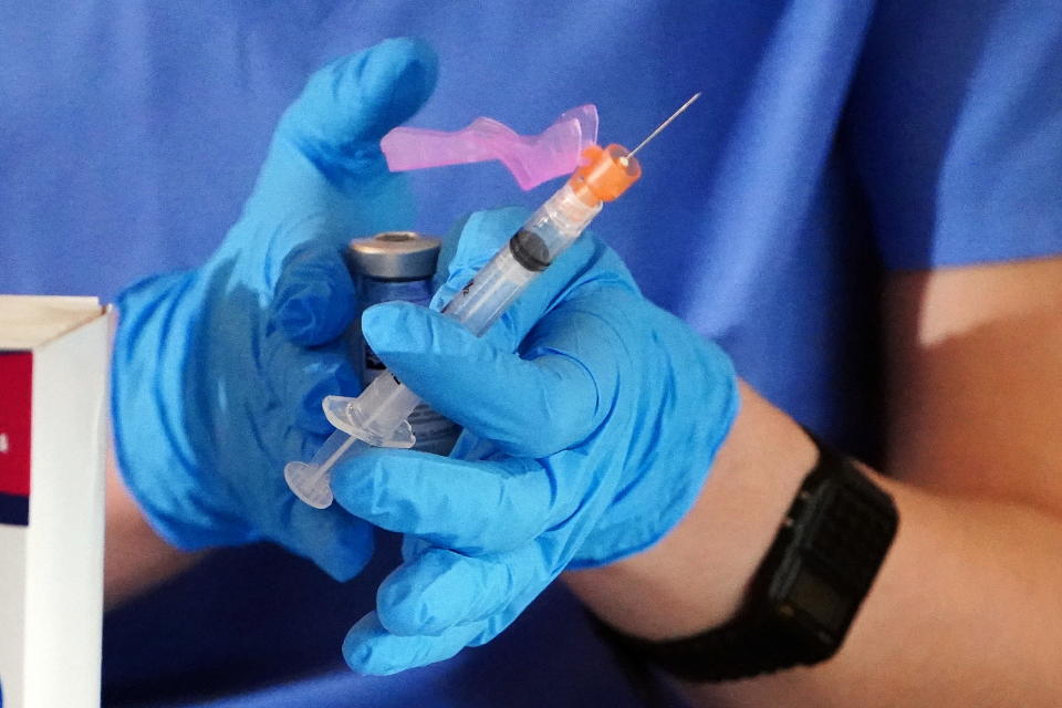 A nurse prepares a syringe with the COVID-19 Moderna vaccine for a worker of the New York City Fire Department Bureau of Emergency Medical Services (FDNY EMS), amid the coronavirus disease (COVID-19) pandemic in the Manhattan borough of New York City, New York, U.S., December 23, 2020. REUTERS/Carlo Allegri