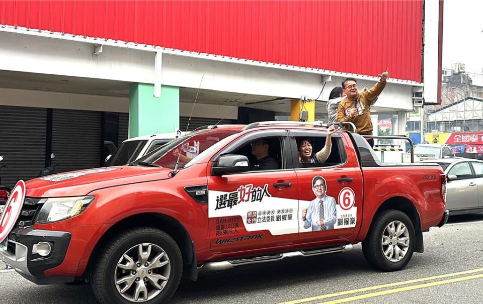 無黨籍台東區域立委候選人劉櫂豪車隊掃街。（蔡旻妤攝）