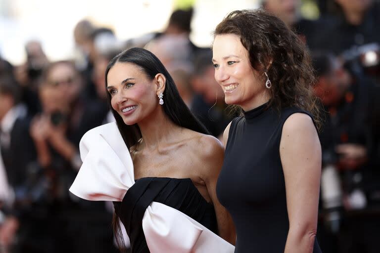 Demi Moore junto a Coralie Fargeat, la directora francesa del film de horror feminista que protagoniza, The Substance 