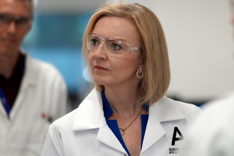 Liz Truss speaks to scientists during a campaign visit to a life sciences laboratory at Alderley Park in Manchester, as part of the campaign to be leader of the Conservative Party and the next prime minister. Picture date: Wednesday August 10, 2022. (PA Wire)