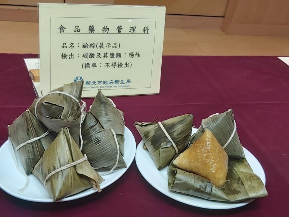 《圖說》記者會展示檢出「硼酸」違規食品--「鹼粽」樣品。〈記者葉柏成攝〉