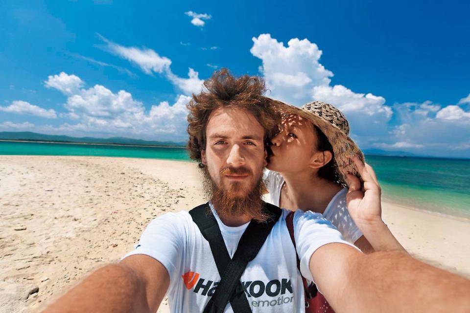 2008年，雷克（左）答應女友小象（右），暫時離開路上，2人到海南島度假。但雷克已經習慣路上的節奏，他在書中寫道：「我變得不會休息了。」（雷克提供）