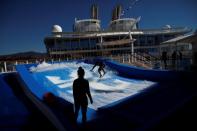 <p>Incluso hay una piscina para aquellos que se atreven con el simulador de surf. También dos rocódromos para los más deportistas.<br>Foto: REUTERS </p>