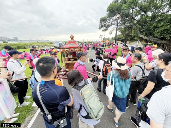 淡水古蹟博物館的「暗訪文史走讀行」活動，有達人隨行導覽，跟著清水祖師走訪淡水街道，深入感受繞境的魅力。（圖：新北市立淡水古蹟博物館提供）