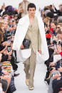 <p>Weißer Trenchcoat und brauner Anzug aus der Frühjahr/Sommer 18 Céline Kollektion. (Bild: ImaxTree) </p>