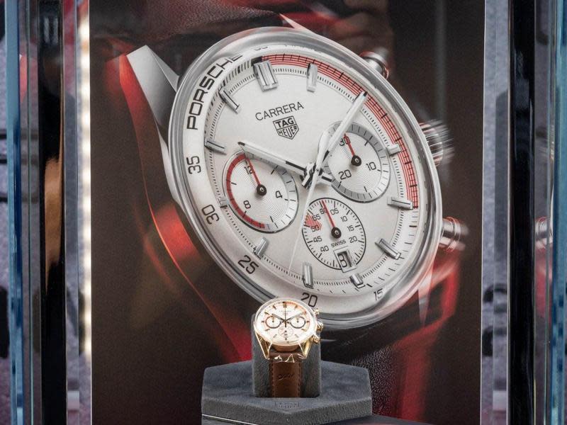 泰格豪雅（TAG HEUER）與保時捷（PORSCHE）跨界聯名，在台灣正式發表錶壇首見的創新技術「變速式計時碼錶」Carrera Chronosprint 錶款。計時大秒針在啟動後，會以六段不同的速度來完成一分鐘的計時，以慢動作來襯托出衝刺時的快速感，堪稱錶壇近來最令人驚心動魄的計時碼錶了。