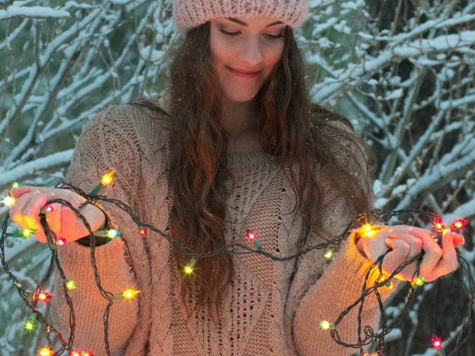 Dünne oder brüchige Isolierungen sind bei Lichterketten gefährlich. (Bild: M Copen/Shutterstock.com)