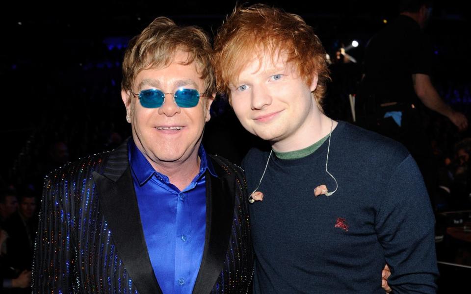 Britische Popstars unter sich: Ed Sheeran und Elton John werden einen gemeinsamen Weihnachtssong veröffentlichen.  (Bild: Kevin Mazur/WireImage/Getty Images)
