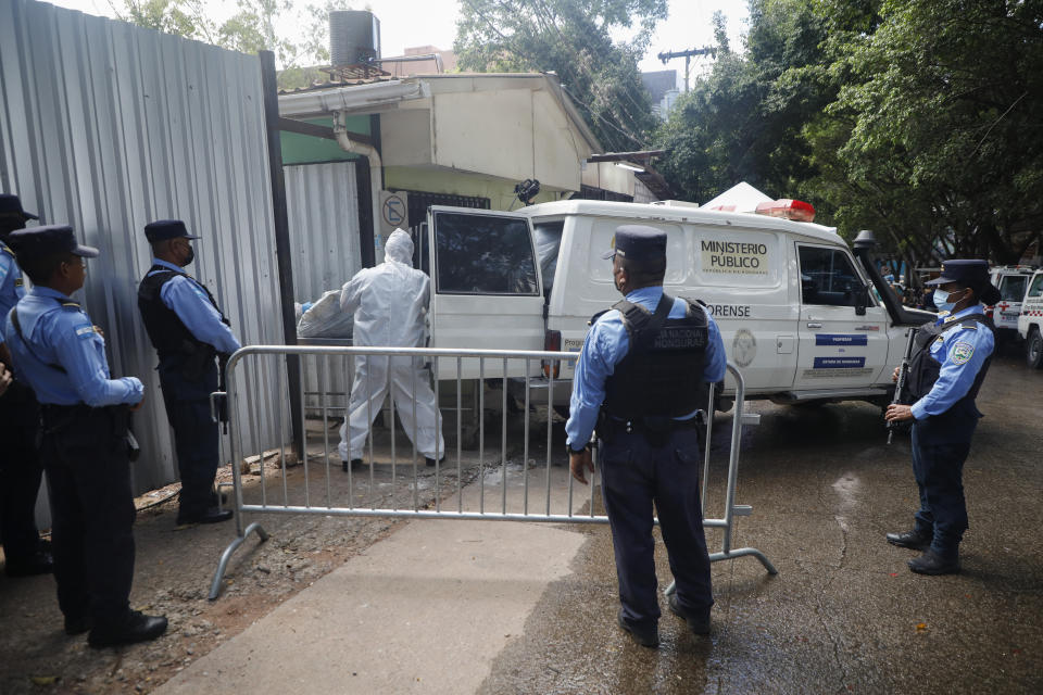 Expertos forenses descargan un cuerpo extraído de una prisión de mujeres en la morgue médica en Tegucigalpa, Honduras, el miércoles 21 de junio de 2023. (AP Foto/Elmer Martínez)