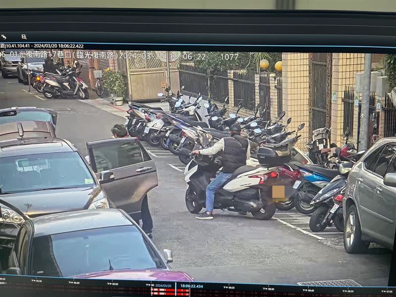 李姓男子將機車停在路邊。（圖／翻攝畫面）