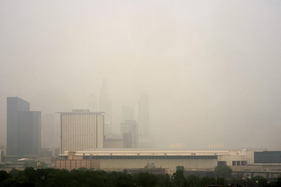 Los edificios del Marriott Marquis (izquierda) y del Hyatt Regency detrás de un velo de niebla procedente de los incendios forestales de Canadá, el martes 27 de junio de 2023, en Chicago. (AP Foto/Charles Rex Arbogast)