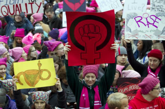 Mujeres marchan en Washington y en el resto del mundo en 1er día completo de Trump