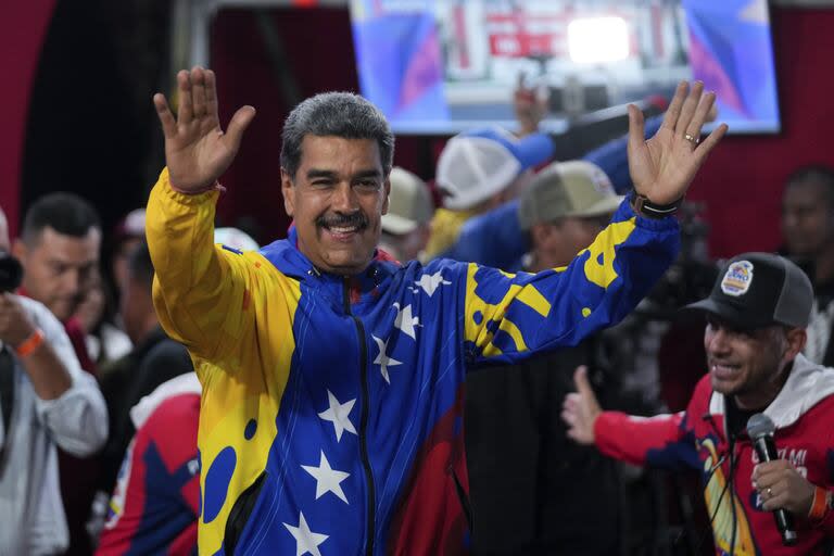 El presidente Nicolás Maduro se dirige a sus partidarios reunidos frente al palacio presidencial de Miraflores después de que las autoridades electorales lo declararan ganador de las elecciones presidenciales en Caracas, Venezuela, el lunes 29 de julio de 2024.