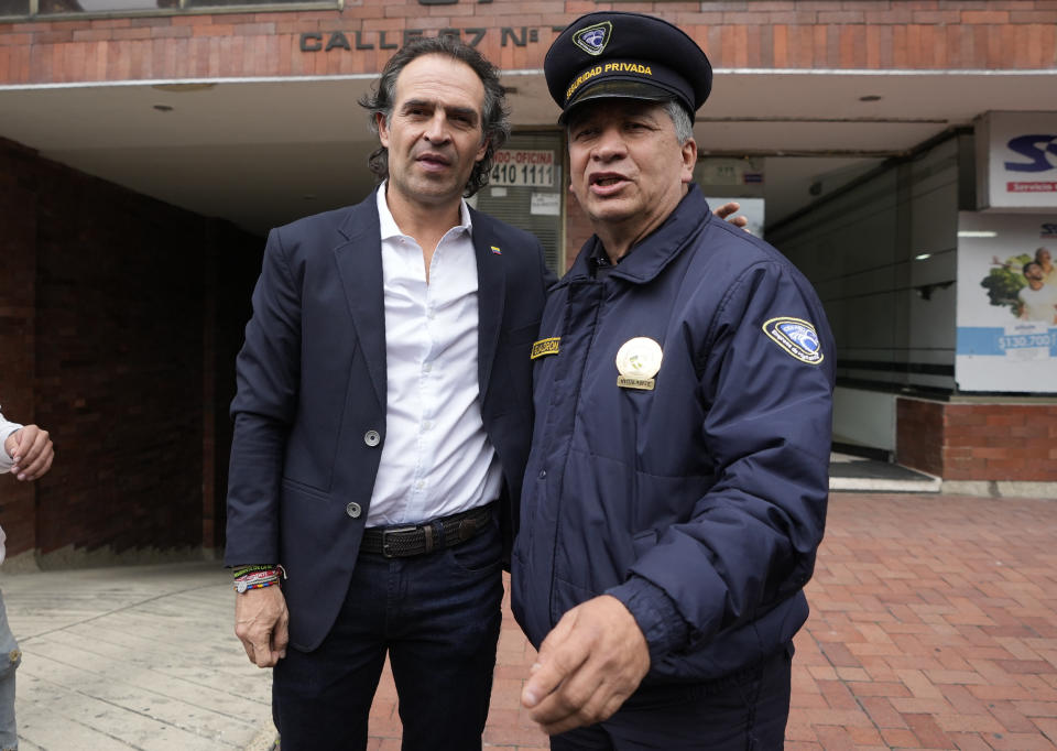 Federico Gutiérrez, candidato presidencial, posa para una foto con un guardia de seguridad antes de dar una conferencia de prensa en Bogotá, Colombia, el miércoles 25 de mayo de 2022. Los colombianos acuden a las urnas el 29 de mayo para elegir un nuevo presidente. (AP Foto/Fernando Vergara)