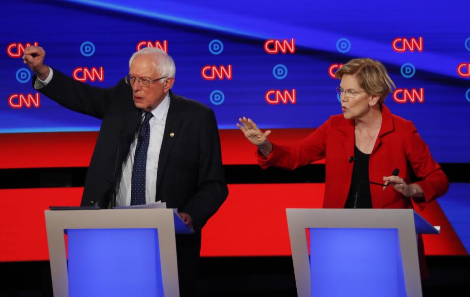 El senador independiente por Vermont Bernie Sanders, a la izquierda, y la senadora demócrata por Massachusetts Elizabeth Warren hablan durante el primero de dos debates demócratas ofrecidos por CNN el martes 30 de julio de 2019 en el Fox Theatre en Detroit. (AP Foto/Paul Sancya)